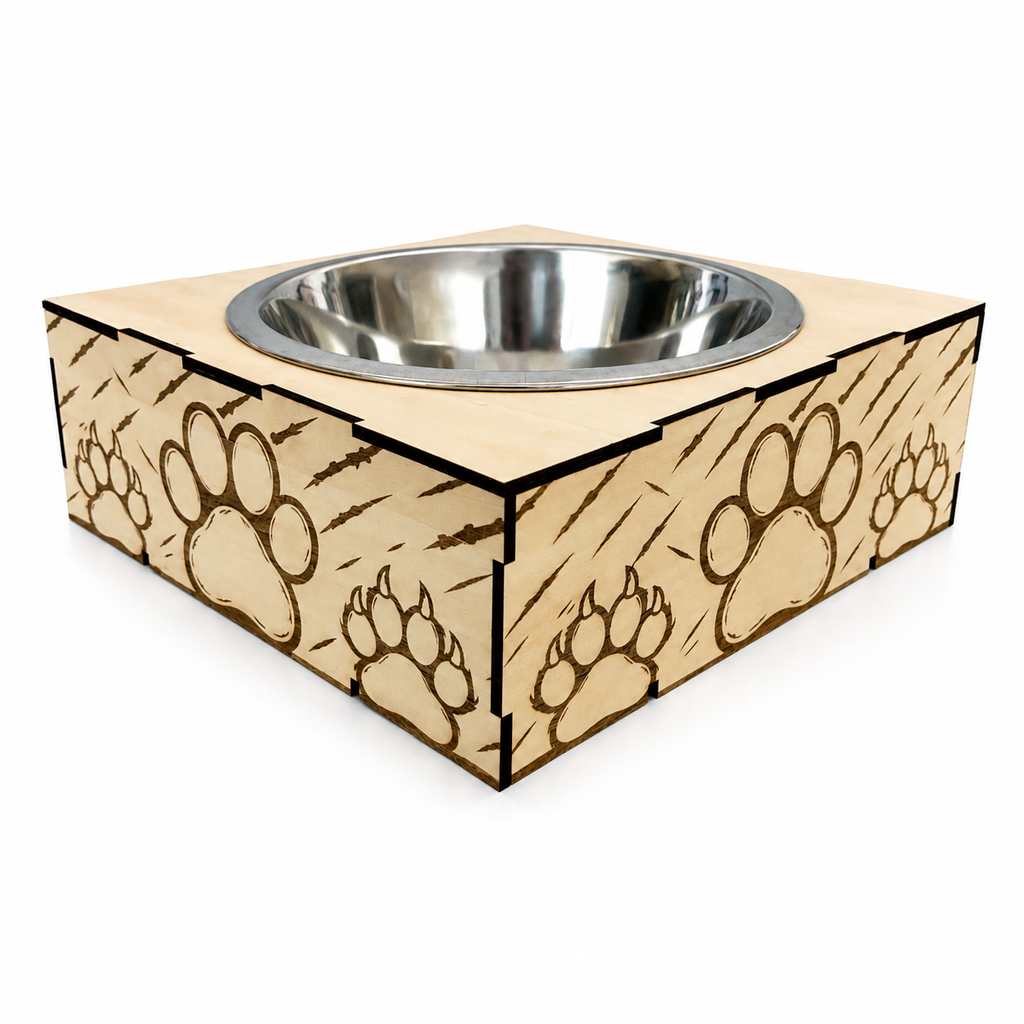 Gros plan sur la gravure laser du support gamelle Griffure en bois de tilleul
